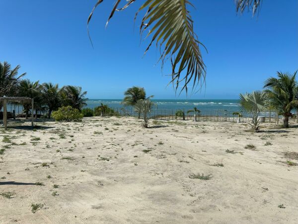 Imagem 3 de Terreno frente ao mar, pé na areia, com três lotes em Fortim